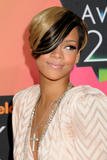 th_61054_celebrity_paradise.com_TheElder_Rihanna2010_03_27_Nickelodeons23rdAnnualKidsChoiceAwards14_122_109lo.jpg