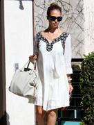 th_41103_Tikipeter_Jessica_Alba_on_her_way_to_a_birthday_lunch_014_123_126lo.jpg
