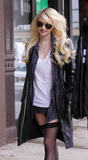 th_27260_Taylor_Momsen_heads_to_the_set_of_Gossip_Girl_in_Downtown_New_York_-_December_14_2009_003_122_574lo.jpg