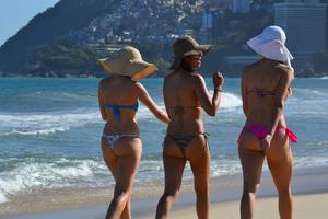 HQ - 3 Girls walking Hot Asses in bikinis-b1rwk9ifel.jpg