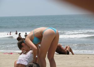 Spying a sexy ass young teen on the beach -r40urcxrie.jpg