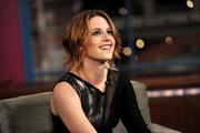 http://img237.imagevenue.com/loc476/th_30325_K_Stewart_2010_06_28_LateShowWithDavidLetterman_Inside_010_122_476lo.jpg