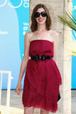http://img237.imagevenue.com/loc487/th_43178_Anne_Hathaway_arrives_at_the_Excelsior_Hotel_Venice-02_122_487lo.jpg