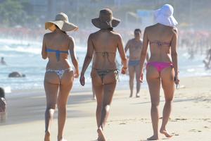 HQ - 3 Girls walking Hot Asses in bikinis-71rwk99qge.jpg